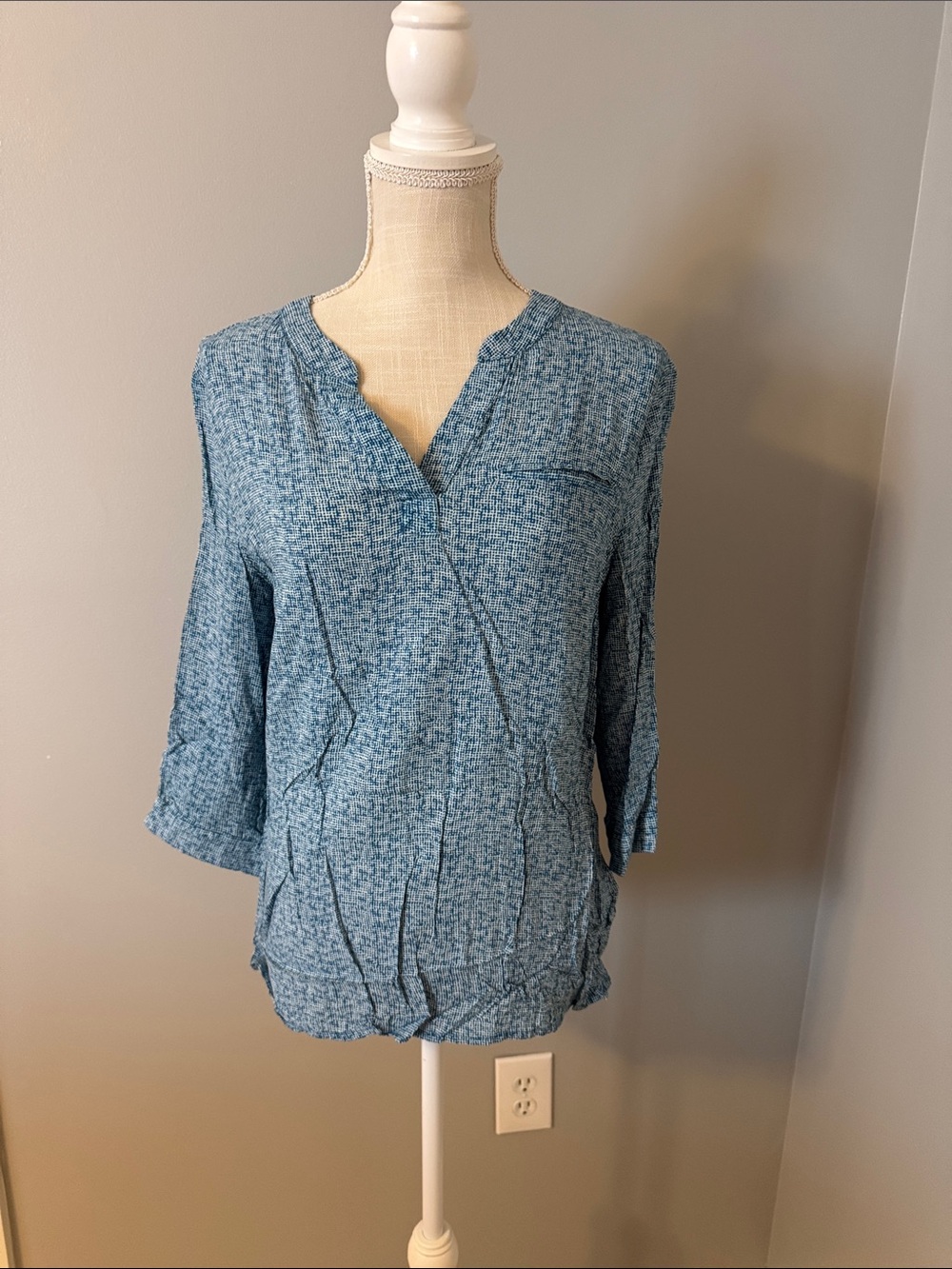 Anne Carson Light Blue Textured V-Neck Blouse